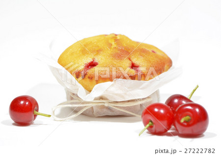 Muffin with sour cherries 27222782
