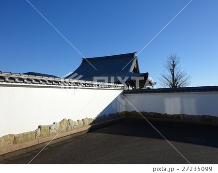 お寺の夕暮れ 27235099