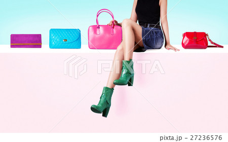 カラフルなバッグと緑のブーツの女性 27236576