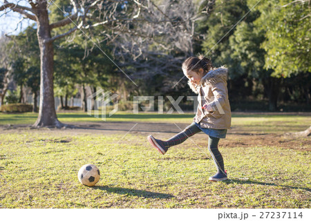 サッカーボールを蹴る女の子の写真素材