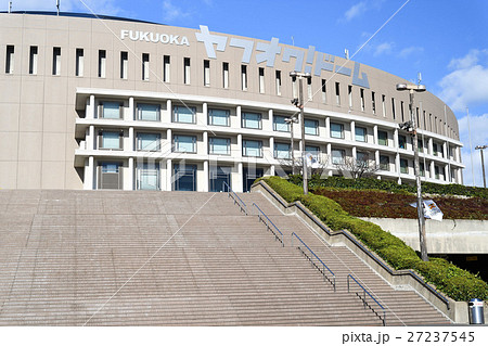 九州への旅、ソフトバンクホークスのホーム球場、ヤフオクドームをご紹介いたします。 27237545