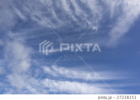 流れる白い雲と晴天快晴青空の背景イメージ完成予想図パース素材横 27238151