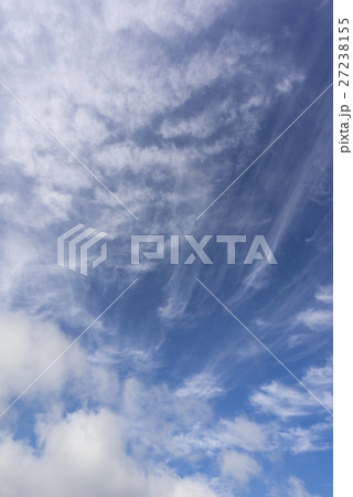 流れる白い雲と晴天快晴青空の背景イメージ完成予想図パース素材縦画面の写真素材
