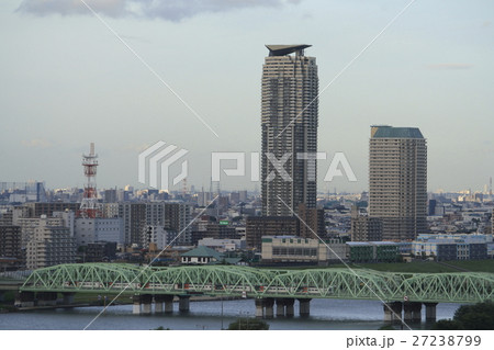 荒川と川口市の高層マンション群の写真素材 荒川と川口市の高層マンション群の写真素材