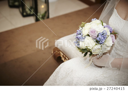 ブーケを持つ花嫁 27240415