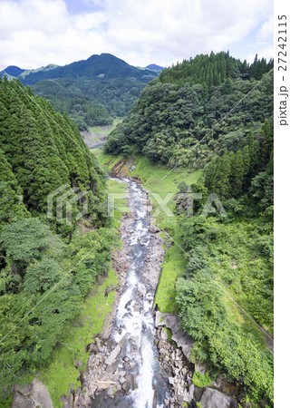 熊本県と大分県の県境に架かる室原橋より緑の森に囲まれた美しい手水野川の渓流渓谷を望む 27242115