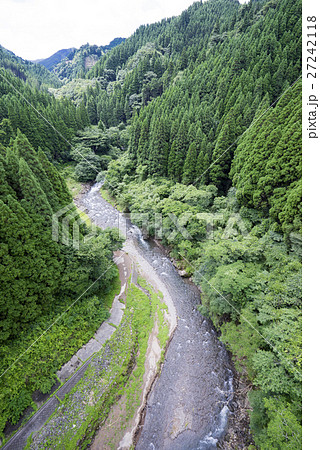 熊本県と大分県の県境に架かる室原橋より緑の森に囲まれた美しい手水野川の渓流渓谷を望む 27242118