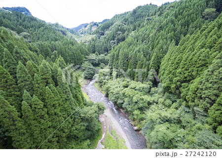 熊本県と大分県の県境に架かる室原橋より緑の森に囲まれた美しい手水野川の渓流渓谷を望む 27242120