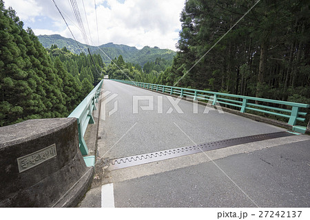 熊本県と大分県の県境に架かる室原橋手つかずの自然が豊富に残る綺麗な森 27242137