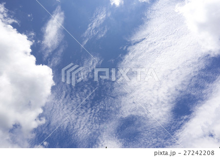 晴天快晴綺麗な青空とうろこ雲真っ青な青い空背景イメージ完成予想図パース素材横の写真素材