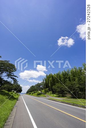 菊池温泉街大平の自然豊かな直線道路透き通った青空と白い雲の下二輪車バイクツーリング50キロ制限 菊池温泉街大平の自然豊かな直線道路透き通った青空と白い雲の下二輪車バイクツーリング50キロ制限 27242526