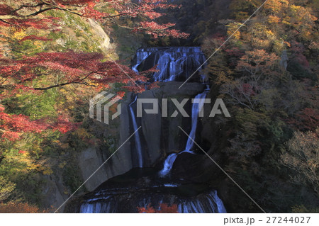 紅葉に彩られた袋田の滝 27244027