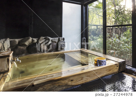 温泉 露天風呂 檜風呂 イメージ素材 いで湯 温泉 露天風呂 檜風呂 イメージ素材 いで湯 27244978