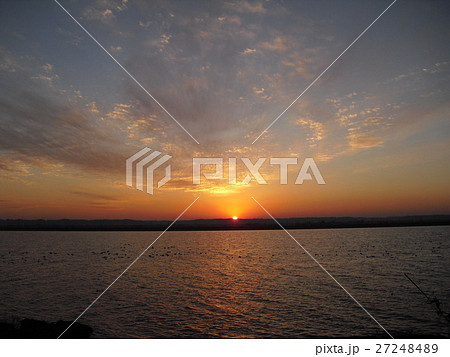 冬の夕陽と川 27248489