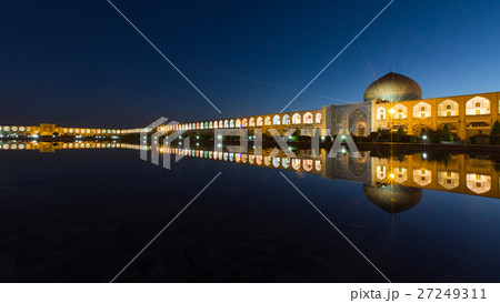 Sheikh Lotfollah Mosque on Naqsh-e Jahan Square 27249311