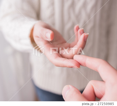 触れる 27250985