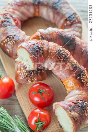 Bagels with sesame wrapped in bacon rashers 27251233