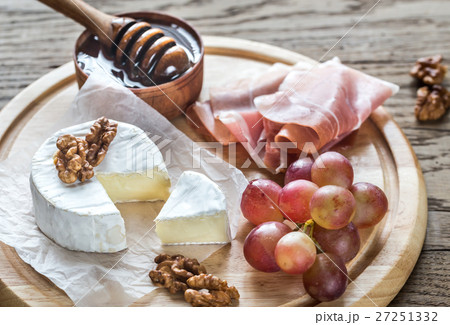 Camembert cheese with nuts and prosciutto Camembert cheese with nuts and prosciutto 27251332