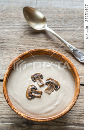 Bowl of creamy mushroom soup Bowl of creamy mushroom soup 27251407