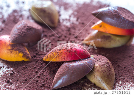 Luxury chocolate candies with cocoa powder 27251615