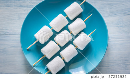 Marshmallow skewers on the plate 27251923