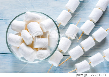 Marshmallow skewers on the wooden background 27251924