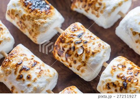 Marshmallow skewers on the wooden background 27251927