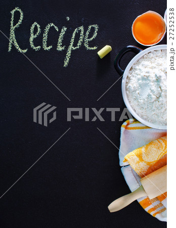 flour and eggs 27252538