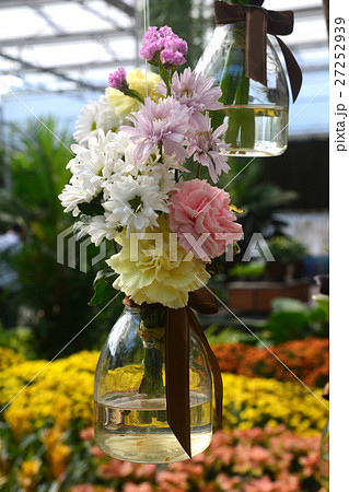 Flower arrangements 27252939