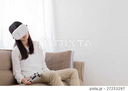 ヘッドマウントディスプレイをかける女性、コントローラー、失敗、疲れる 27253297