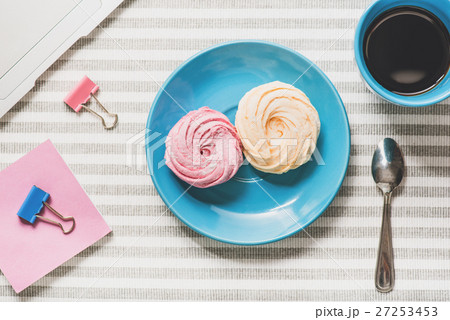 Delicious small cakes for lunch 27253453