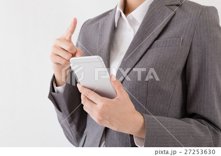 携帯電話を操作する女性、インターネット、メール 27253630