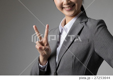 ピースをする女性、儲かる、利益 27253644