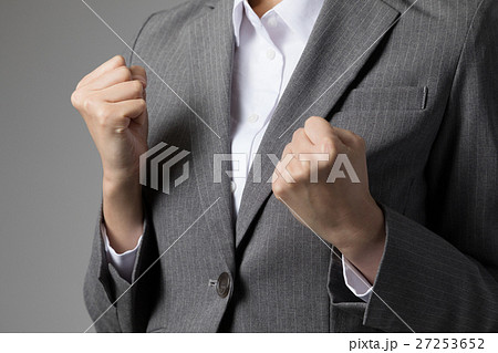 ガッツポーズをする女性、やる気、元気、根性 ガッツポーズをする女性、やる気、元気、根性 27253652