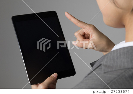 タブレットPCを操作する女性、インターネット、メール、ブラウジング 27253674