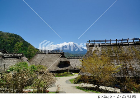 西湖いやしの里根場から茅葺屋根と富士山 27254399