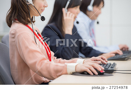 コールセンターの女性 27254978