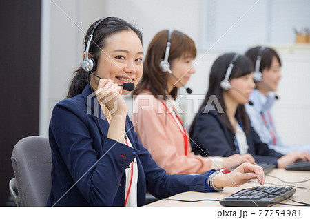 コールセンターの女性の写真素材