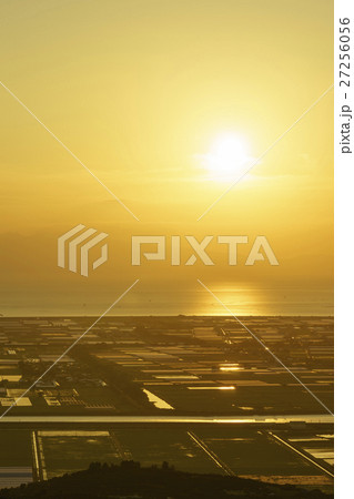 金峰山中腹にあるナルシストの丘から雲仙普賢岳,有明海,横島干拓に沈む夕日夕景が一望でき玉名市街の夜景 金峰山中腹にあるナルシストの丘から雲仙普賢岳,有明海,横島干拓に沈む夕日夕景が一望でき玉名市街の夜景 27256056