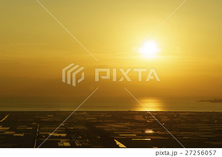 金峰山中腹にあるナルシストの丘から雲仙普賢岳,有明海,横島干拓に沈む夕日夕景が一望でき玉名市街の夜景 27256057