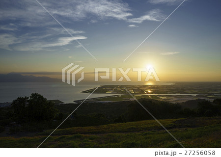 金峰山中腹にあるナルシストの丘から雲仙普賢岳,有明海,横島干拓に沈む夕日夕景が一望でき玉名市街の夜景 27256058