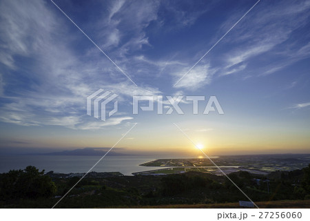 金峰山中腹にあるナルシストの丘から雲仙普賢岳,有明海,横島干拓に沈む夕日夕景が一望でき玉名市街の夜景 27256060
