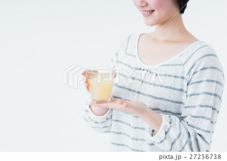 若い女性（ジュース） 27256738