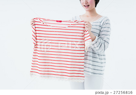 若い女性（服） 27256816