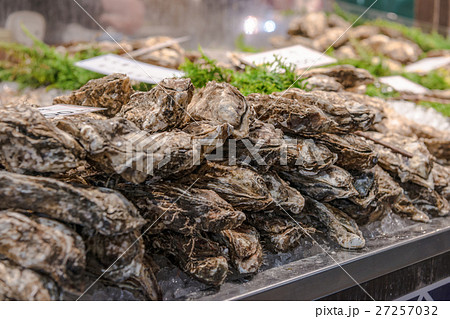 店頭の牡蠣貝 27257032