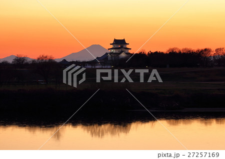 冬の関宿城と富士山 27257169