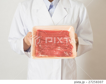 白衣で肉を持つ女性 白衣で肉を持つ女性 27258307