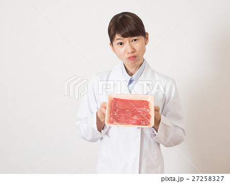 白衣で肉を持つ女性 白衣で肉を持つ女性 27258327
