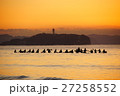 湘南海岸のサーファーと日の出 27258552