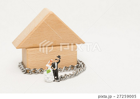 鎖に繋がれた新郎 27259005